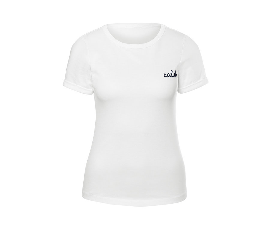 Weißes T-Shirt mit kurzen Ärmeln und aufgesticktem "salut"-Schriftzug oben links.