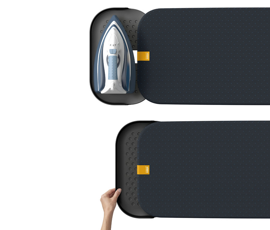 Bügeleisen liegt im Joseph Joseph Bügelbrett »Glide Plus«.