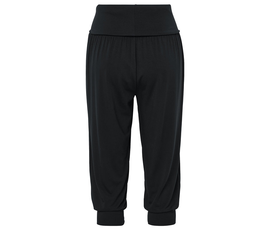 Schwarze Dreiviertelhose mit breitem Bund und Bündchen an den Beinabschlüssen.