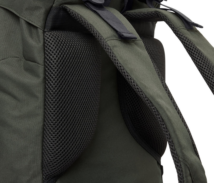 Detailansicht eines grünen Wander-Rucksacks, 40 l, mit schwarzem Mesh-Einsatz an Rücken und Trägern.