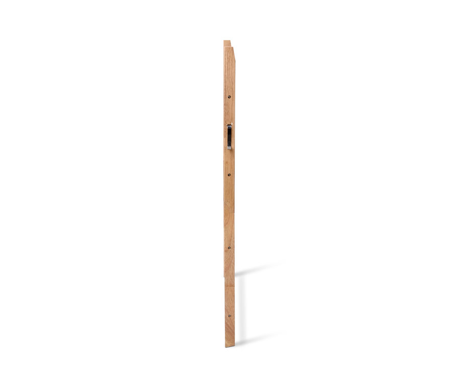 Eine Handtuchleiter aus Holz mit silbernen Griffen auf weißem Hintergrund.