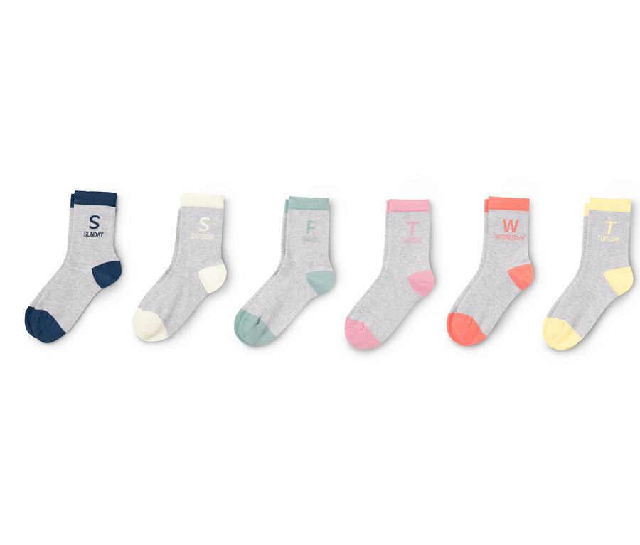 Sieben Paar graue Socken mit farbigen Zehen und Bündchen, wobei jeder Socken einen Wochentag darstellt. 7 Paar Socken mit Wochentagen