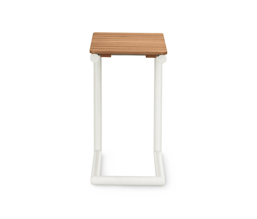 Detailansicht eines Beistelltisches mit Holzplatte und weißem Metallgestell.