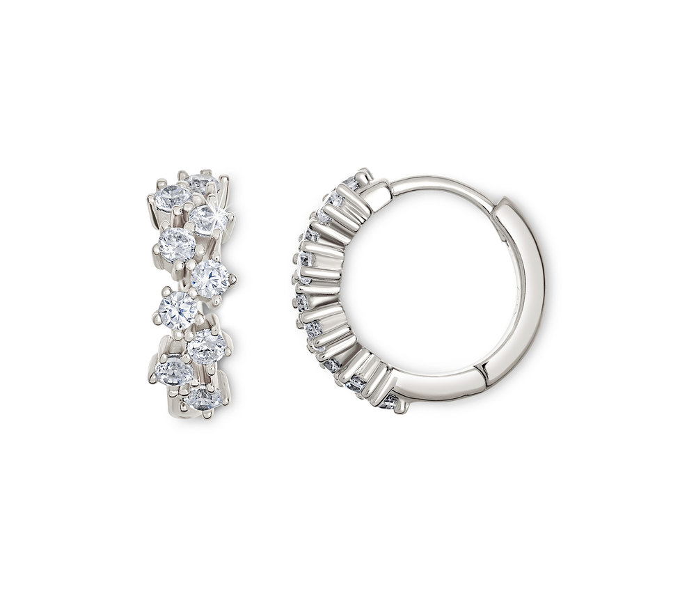 Zwei silberne Ohrringe mit klaren Steinen auf weißem Hintergrund.