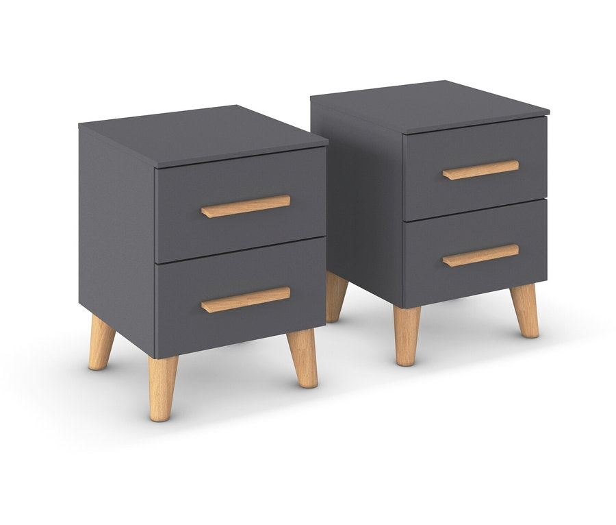 Zwei graue Nachttische mit je zwei Schubladen und hellen Holzbeinen.