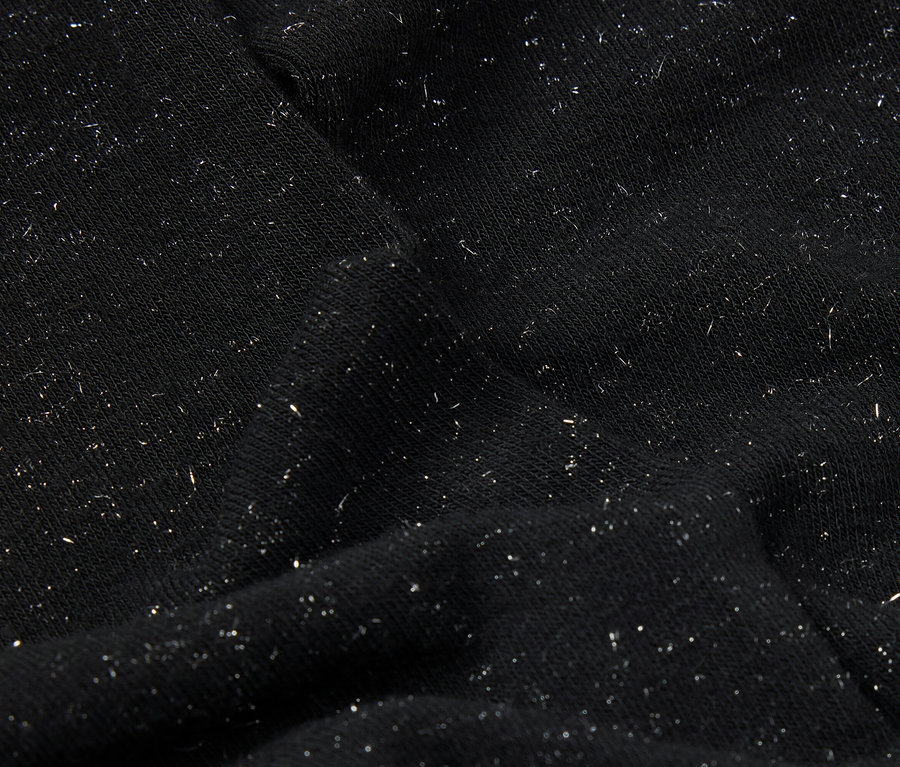 Detailaufnahme eines schwarzen Stoffes mit feinem silbernen Glitzer.
