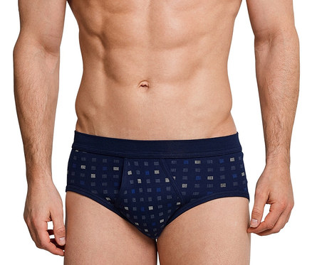 Mann trägt blaue SCHIESSER Slips in Feinripp.