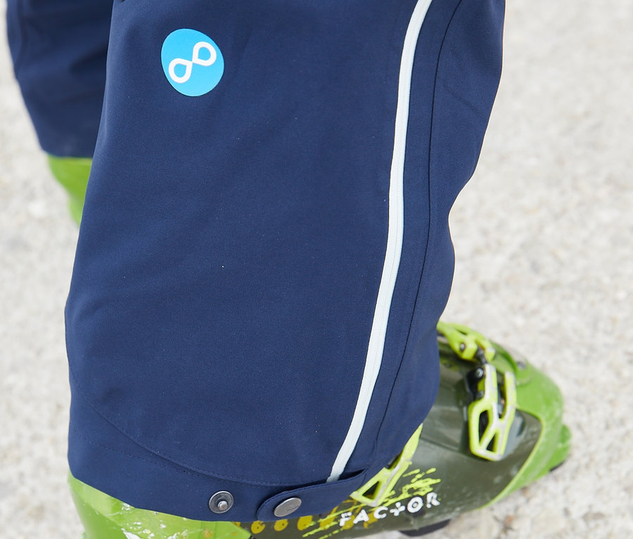 Detailaufnahme einer Person in High-End-Skihose »PYUA« und Skischuhen.
