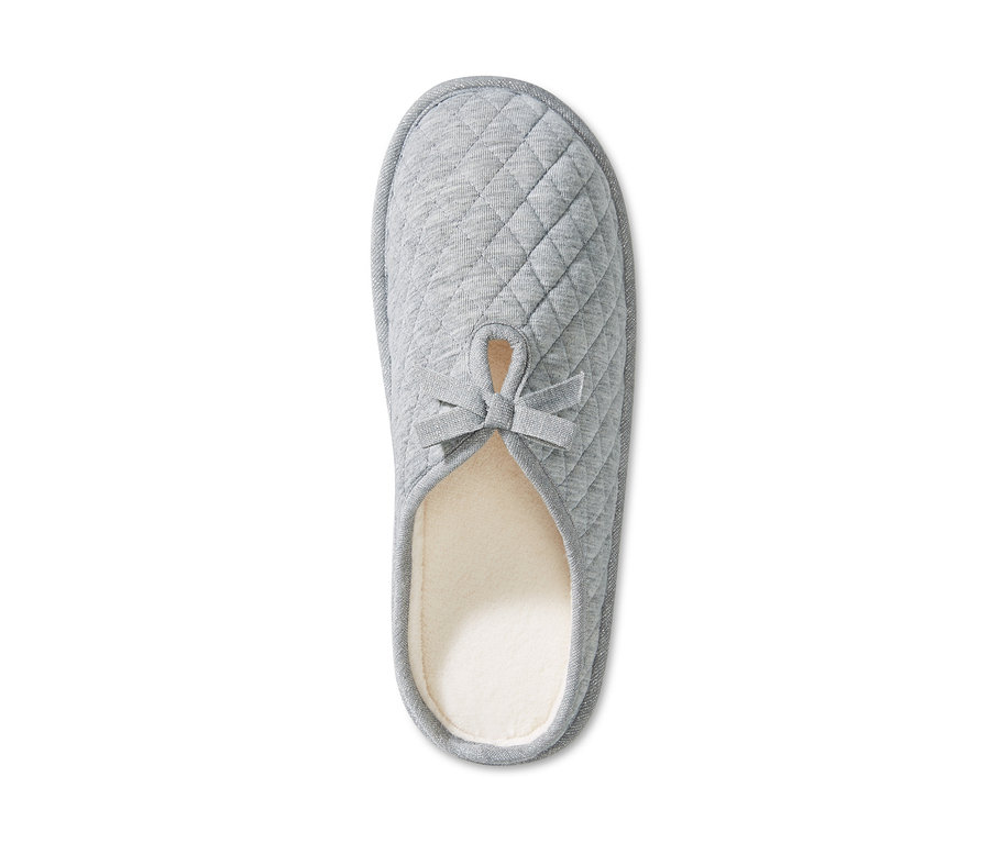 Graue Hausschuhe.