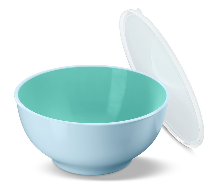 Eine hellblaue Salatschüssel mit türkisem Inneren und einem transparenten Deckel, der an die Schüssel gelehnt ist.