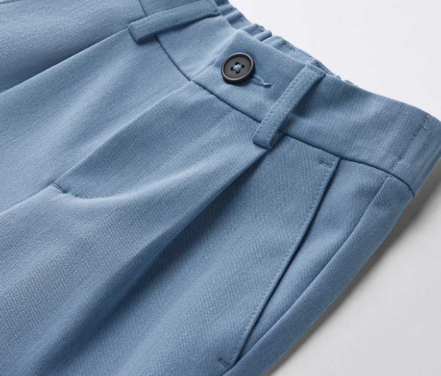 Detailaufnahme einer Kinder-Chinohose
