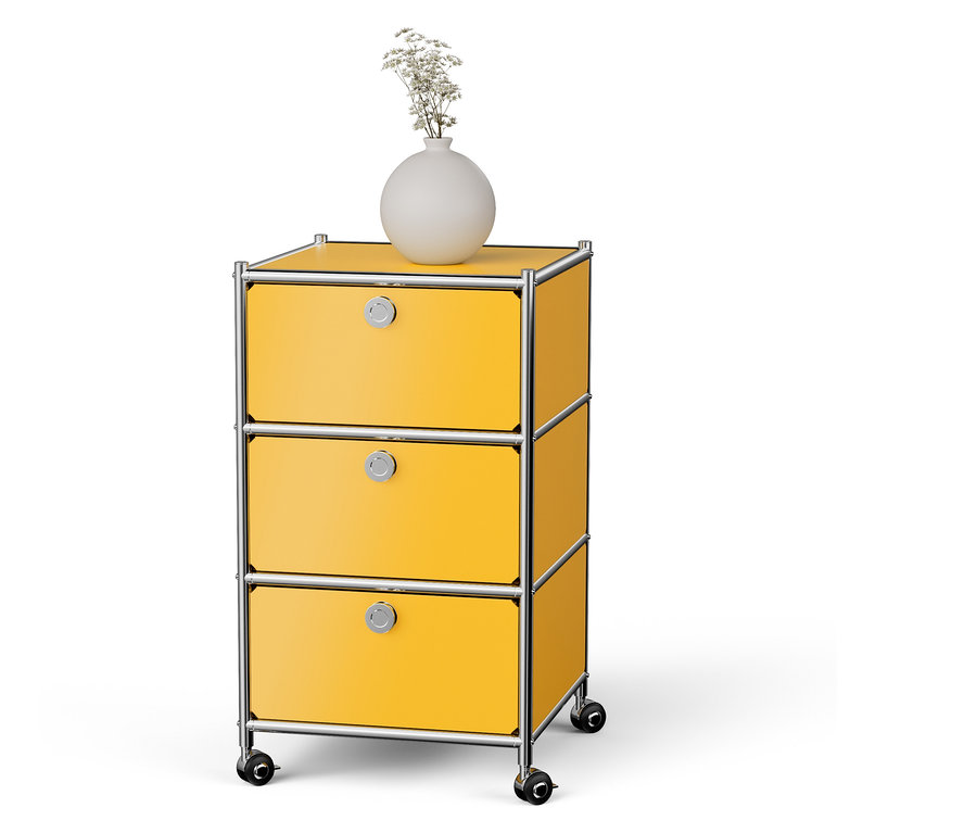 Gelbe Kommode mit drei Schubladen auf Rollen und einer weißen Vase mit Blumen darauf.