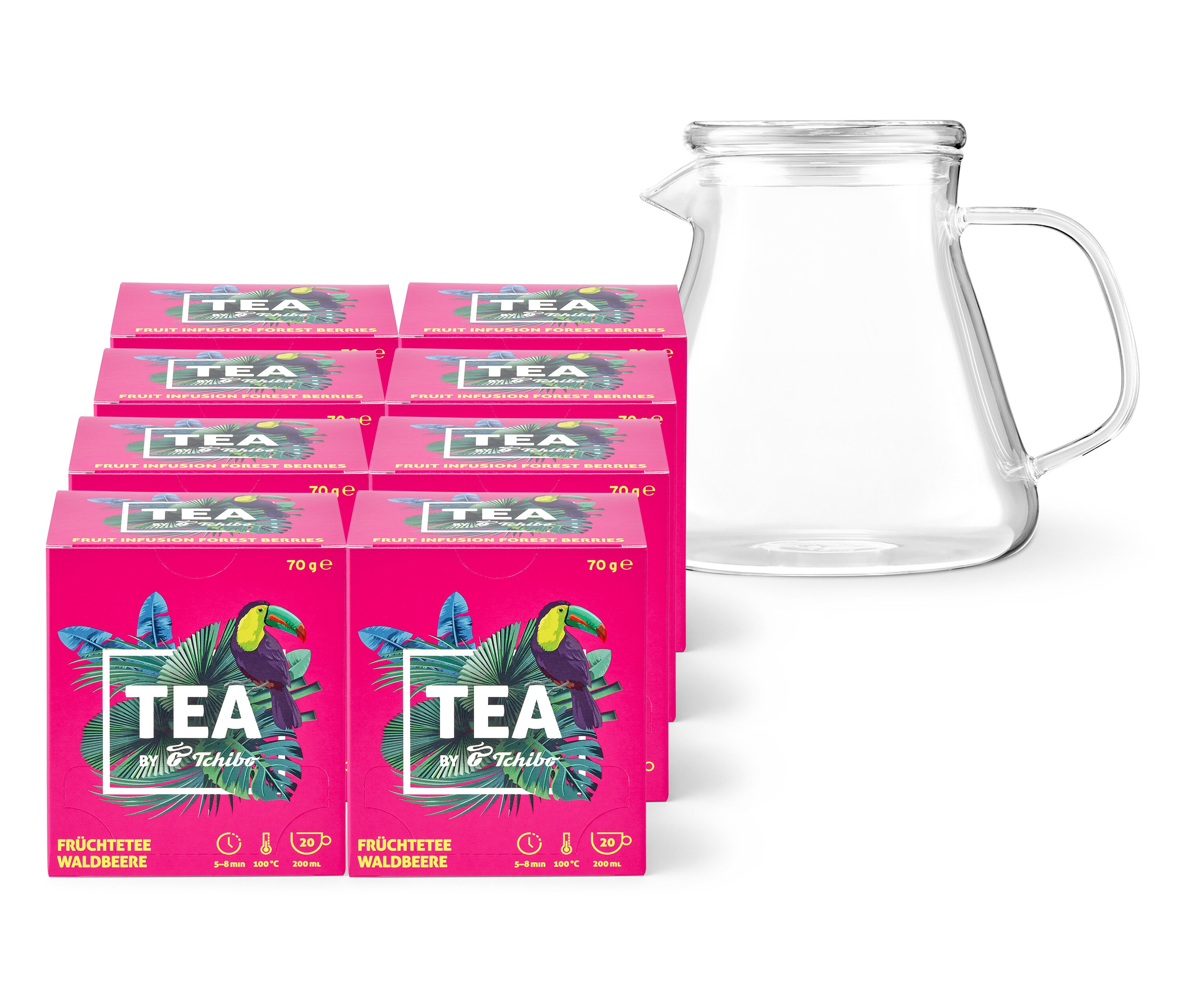 Packungen Früchtetee und eine Glaskaraffe.