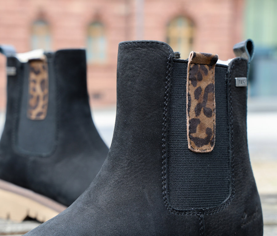 Zwei schwarze LURCHI »Elena-TEX« Stiefeletten mit Leopardenmuster auf den elastischen Einsätzen.