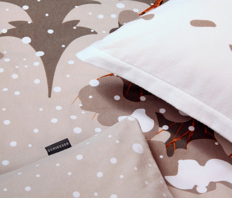 Bettwäsche-Set mit beige-braunem Weihnachtsmotiv und weißen Punkten.