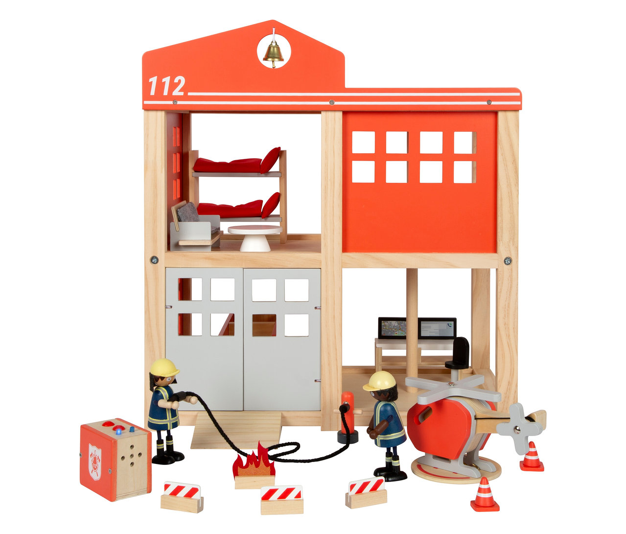 Zwei Spielfiguren stehen vor der großen small foot Feuerwache. Eine Figur hält einen Schlauch auf ein kleines Feuer gerichtet, während die andere neben einem Spielzeug-Helikopter steht.