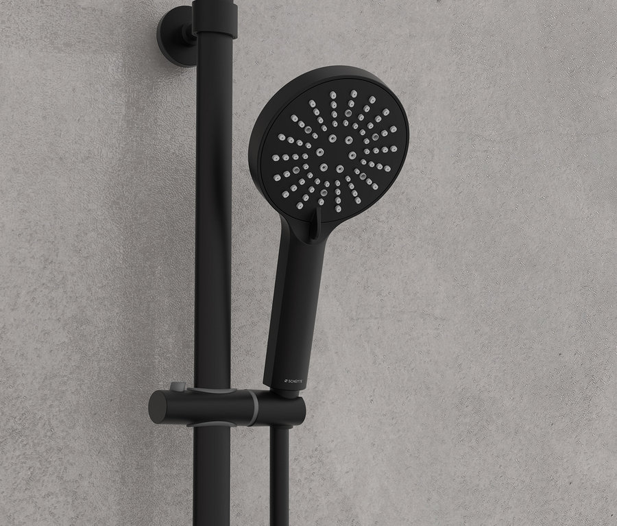 Schwarze Handbrause ist an einer Stange des Überkopfbrause-Sets »Madura Fresh« befestigt.