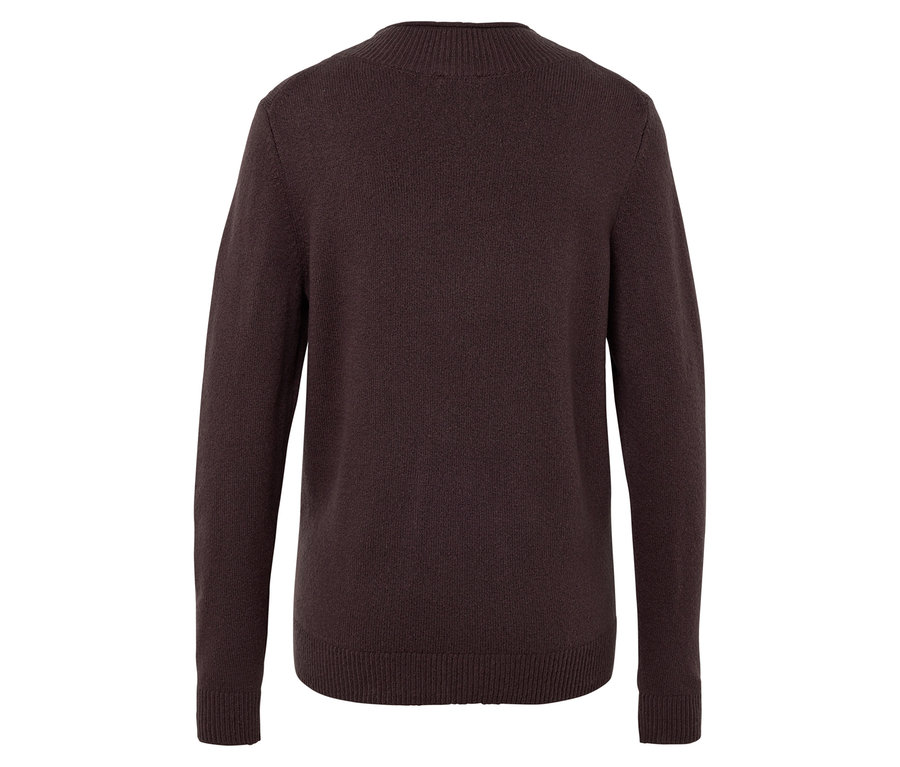 Rückansicht eines dunkelbraunen, gestrickten Pullovers auf einem weißen Hintergrund.