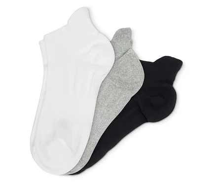 Drei Paar Socken: weiß, grau und schwarz.