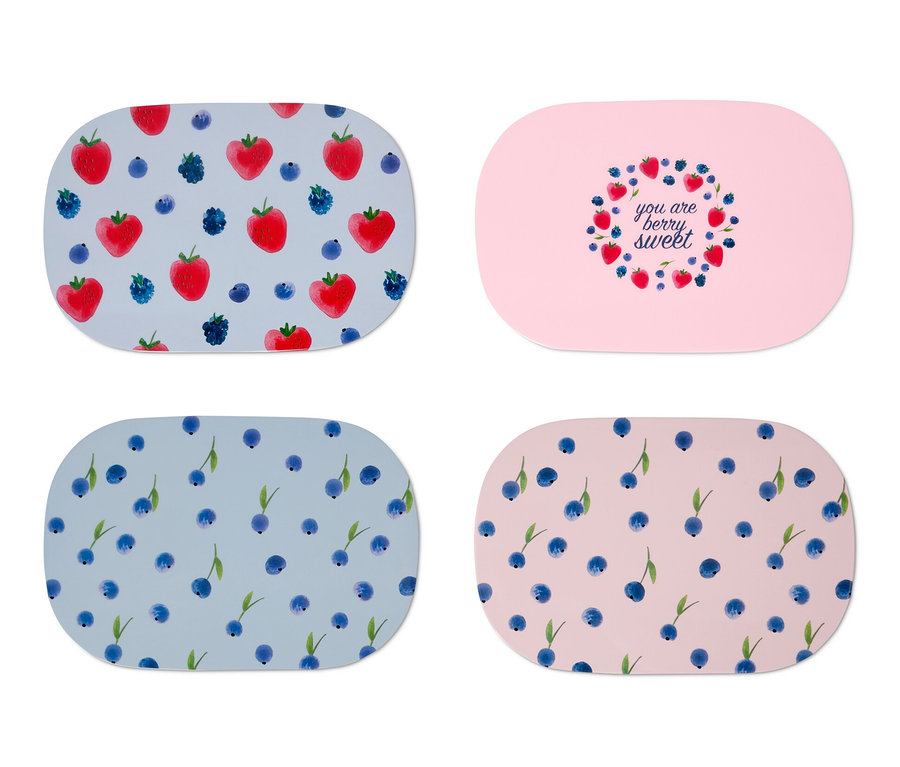 Vier Frühstücksbretter mit verschiedenen Beerenmustern.