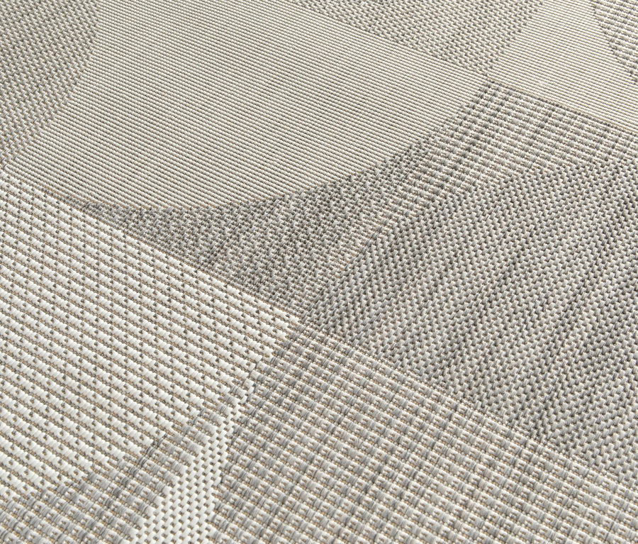 Detailaufnahme eines faltbaren Outdoor-Teppichs in geometrischem Design.