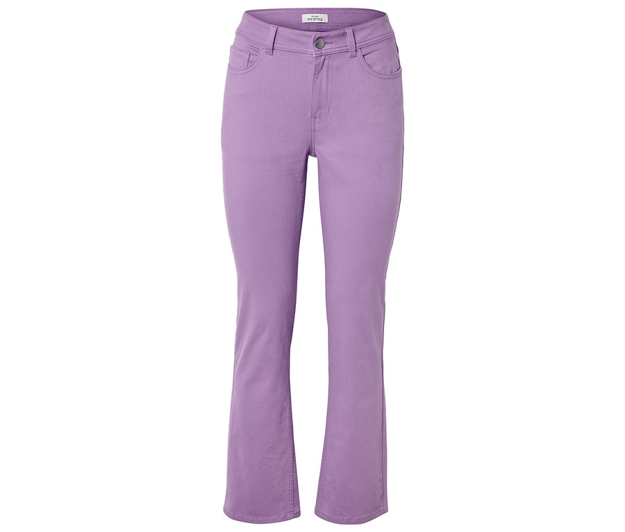 Lila ausgestellte Jeanshose vor weißem Hintergrund.