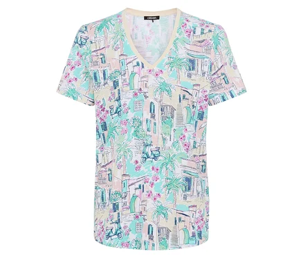 Ein weißes T-Shirt mit V-Ausschnitt, bedruckt mit einem sommerlichen Motiv aus Palmen, Rollern und Häusern.