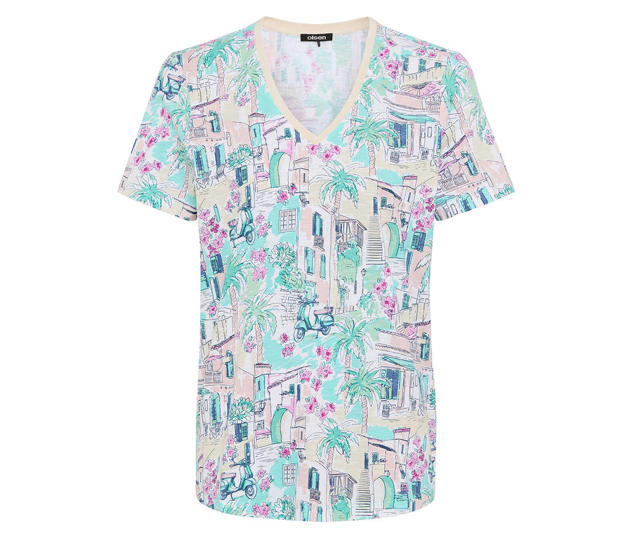 Ein weißes T-Shirt mit V-Ausschnitt, bedruckt mit einem sommerlichen Motiv aus Palmen, Rollern und Häusern.