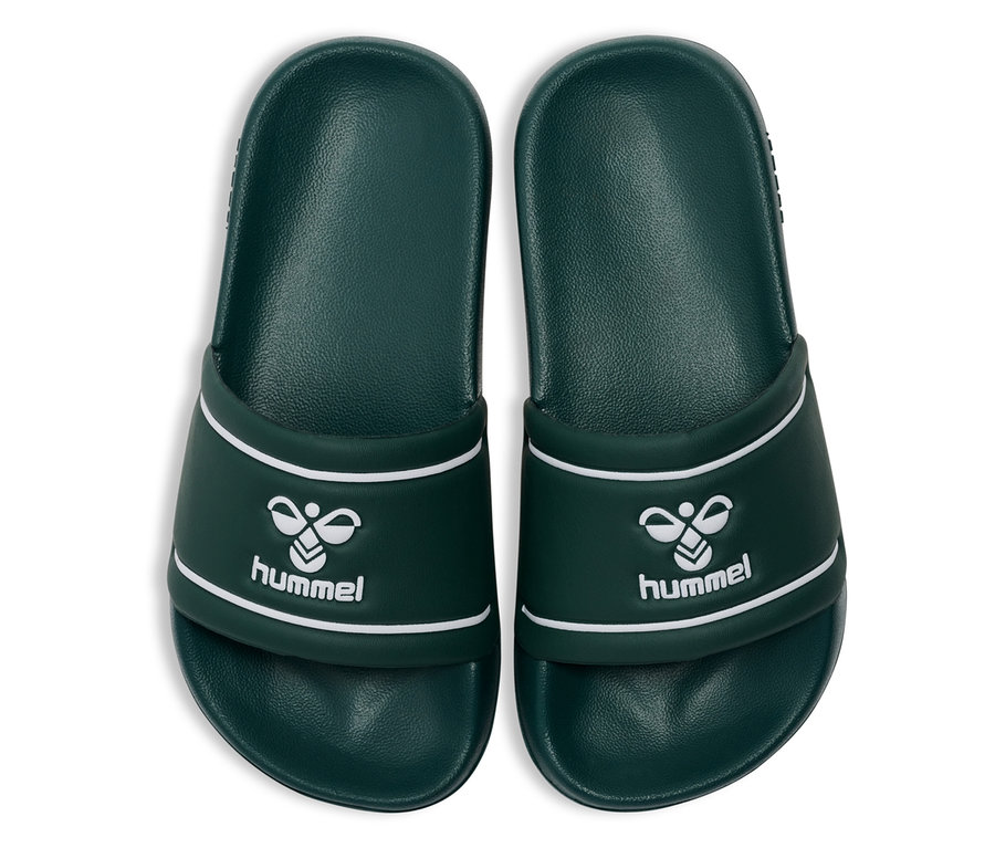 Draufsicht auf ein Paar grüne hummel® Badelatschen Pool Slide JR mit weißem Logo und Streifen.