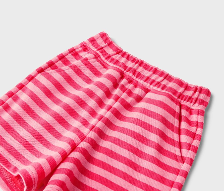 Nahaufnahme einer gestreiften, pinkfarbenen Shorts mit Gummizugbund.