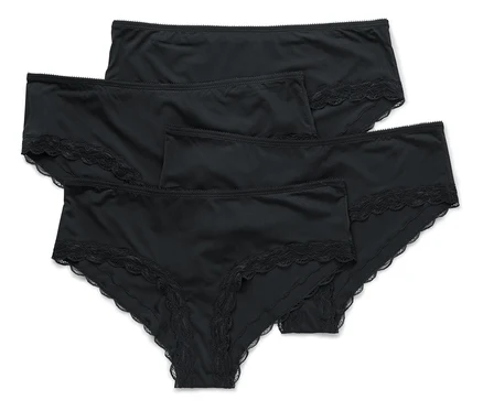 Vier schwarze Damenslips mit Spitzenbesatz liegen übereinander auf einem weißen Hintergrund.