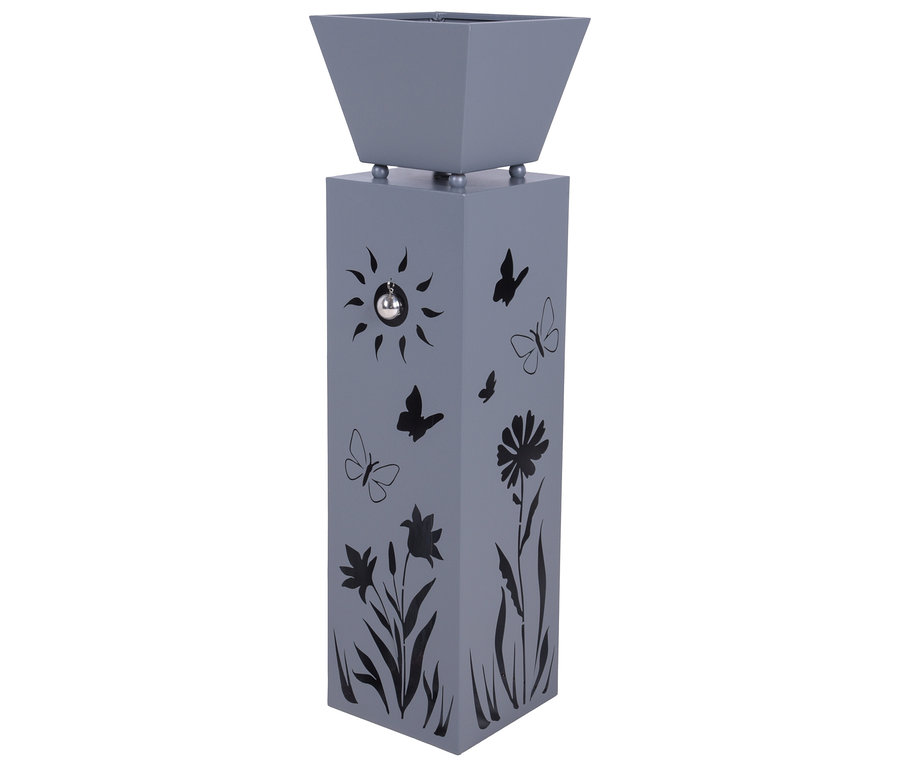 Graue Pflanzsäule mit quadratischem Pflanzgefäß und Aussparungen in Form von Sonne, Schmetterlingen und Blumen.