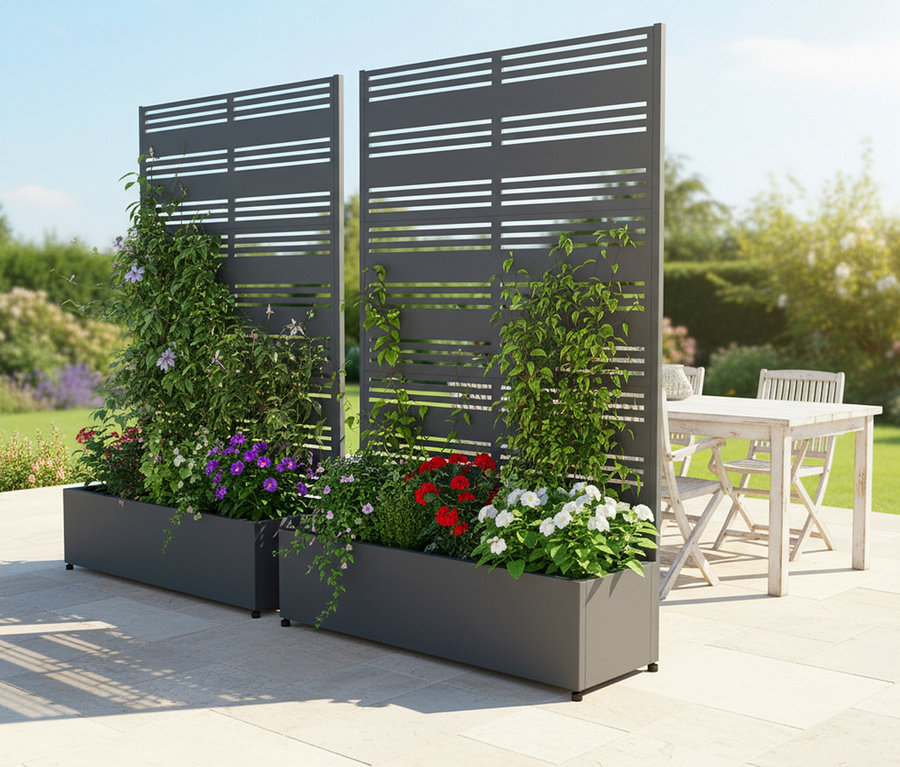 Zwei graue Pflanzkästen mit Spalieren stehen auf einer Terrasse, bepflanzt mit bunten Blumen und Kletterpflanzen.