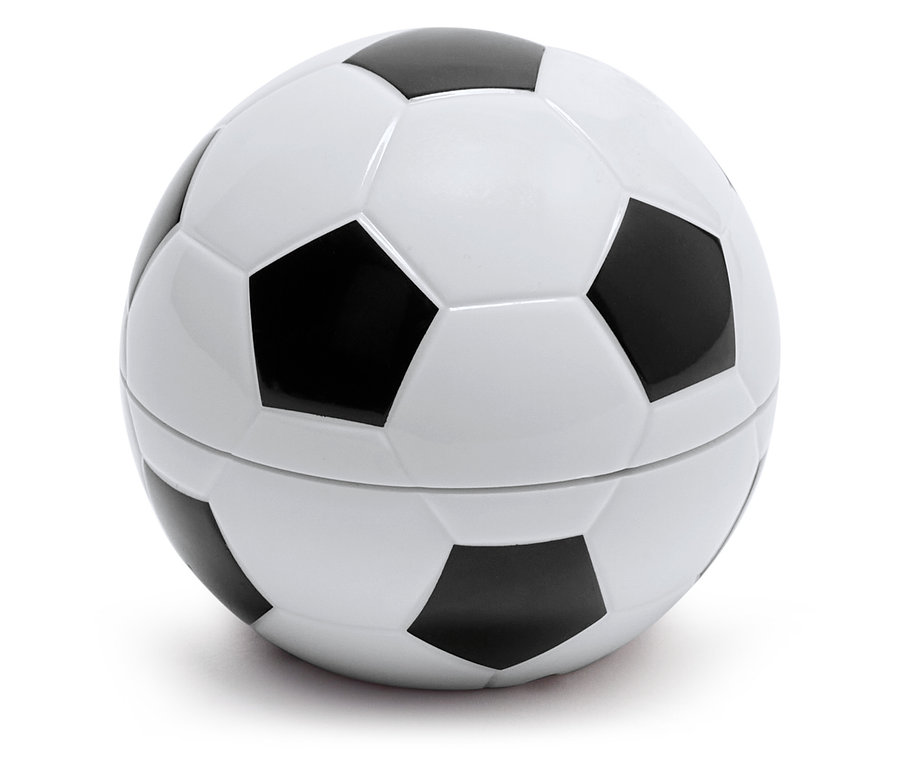 Nahaufnahme einer Dose in Form eines schwarz-weißen Fußballs.