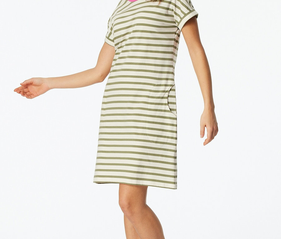 Frau trägt ein gestreiftes T-Shirt-Kleid mit rosa Akzenten am Halsausschnitt.