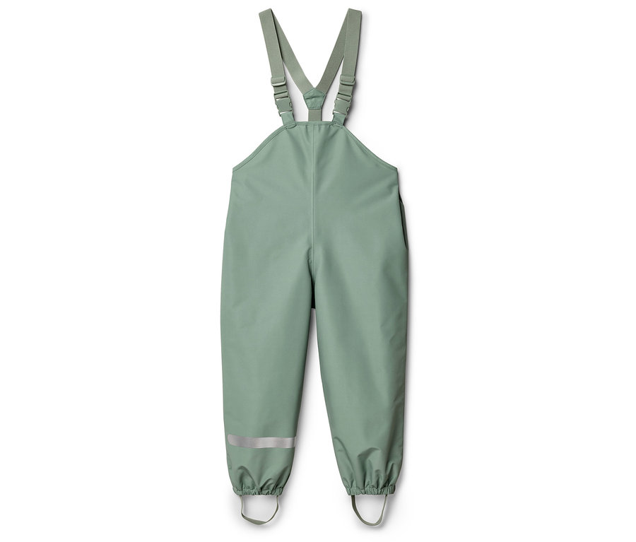 Grüne Regenhose mit Hosenträgern und Reflektorstreifen an den Beinen, freigestellt vor weißem Hintergrund.