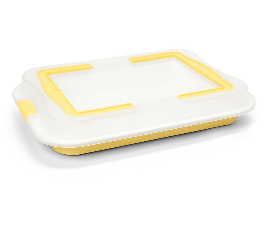 Gelbe Auflaufform mit transparentem Deckel auf weißem Hintergrund.