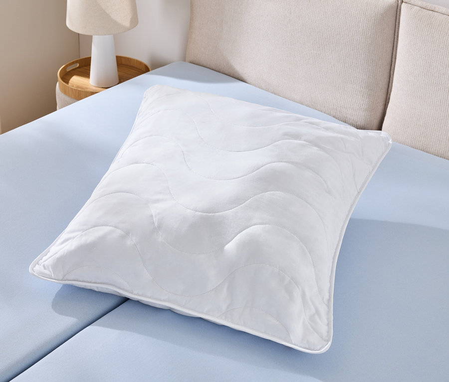 Ein einzelnes, weißes, kochfestes Kopfkissen (ca. 90 x 70) liegt auf einem hellblauen Bettlaken.