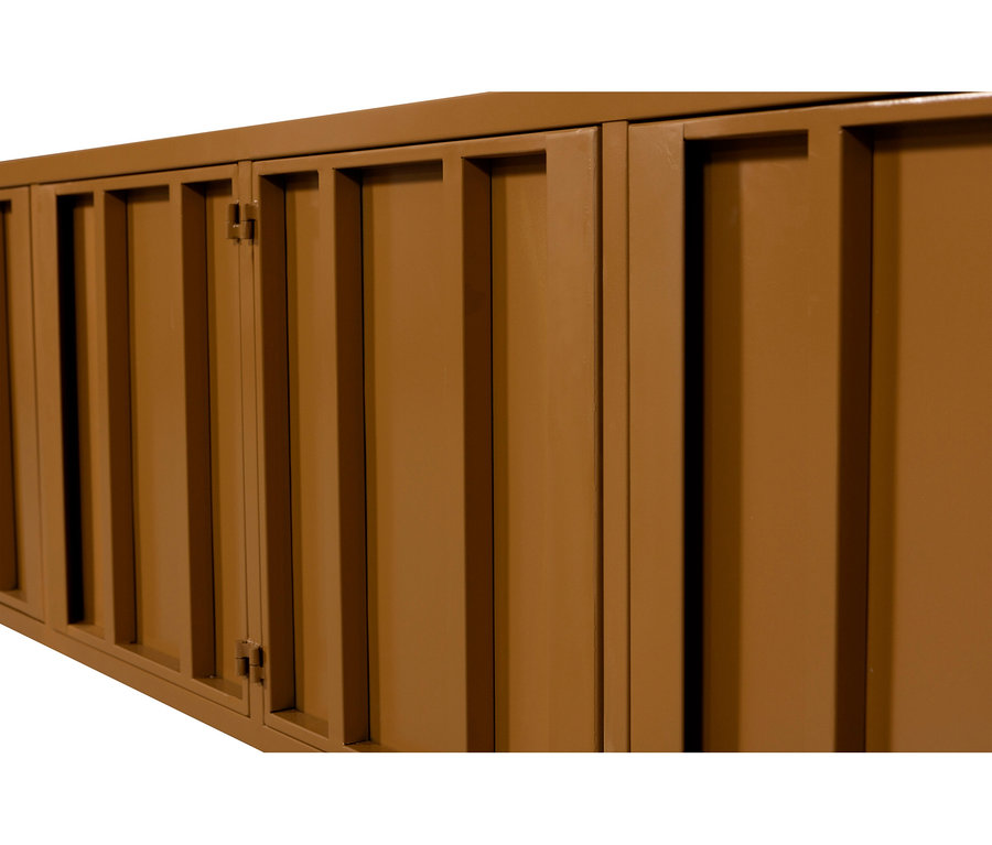 Nahaufnahme eines langen, niedrigen, senffarbenen Schranks mit vertikalen Akzenten an den Türen.