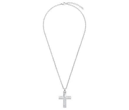 Nahaufnahme einer silbernen Halskette mit einem Kreuzanhänger, ein Amor Unisex-Halsschmuck mit Kreuz-Anhänger.