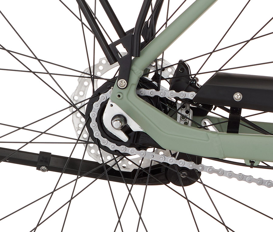 Nahaufnahme vom Hinterrad eines Fischer CITA 2403 CB Fahrrads, das die Speichen, die Kette und die Kassette zeigt.