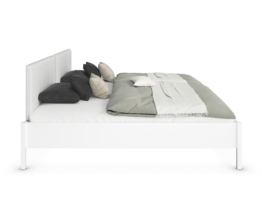 Weißes Bett mit grauer Bettwäsche und Kissen.