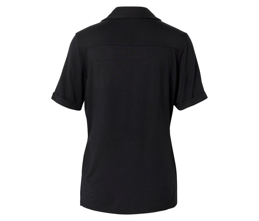 Rückansicht eines schwarzen Poloshirts mit kurzen Ärmeln und Kragen.