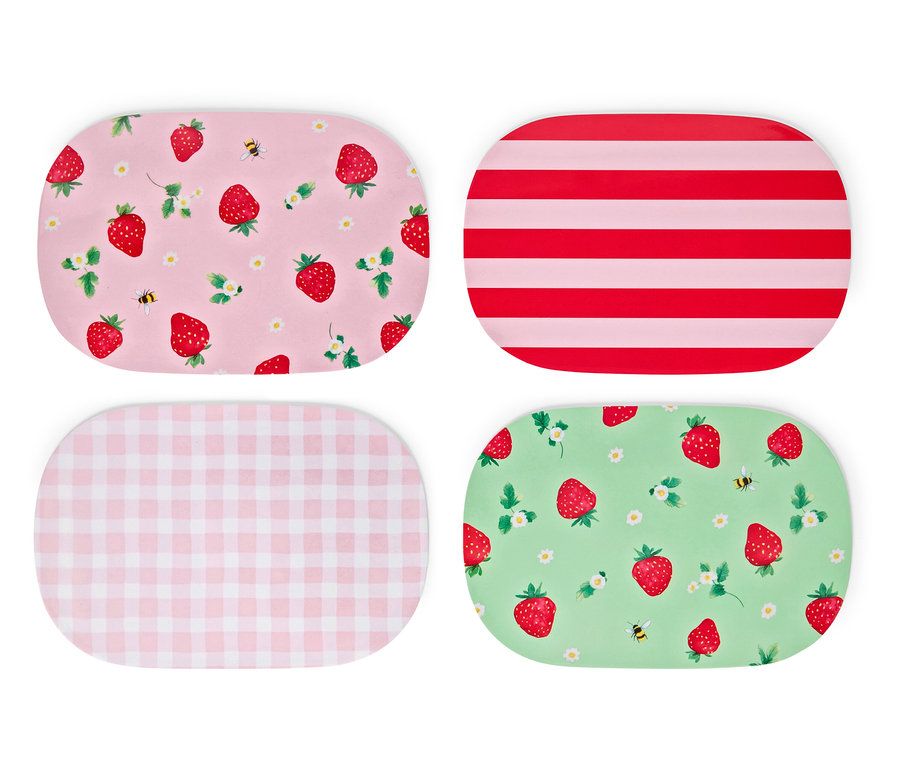 Vier Tischsets liegen auf einem weißen Hintergrund. Die Tischsets haben Erdbeer-, Streifen- und Karomuster.