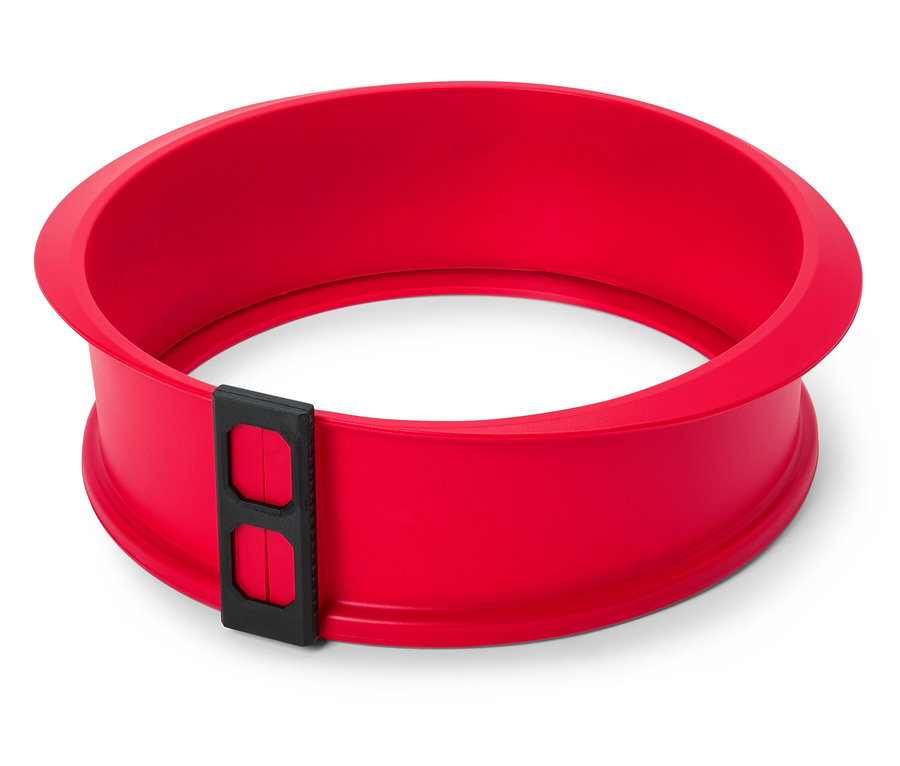 Rote, runde Kuchenform mit schwarzem Verschluss auf weißem Hintergrund.