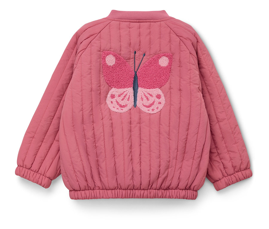 Eine rosa, gesteppte Jacke mit einem rosa Schmetterling auf der Rückseite.