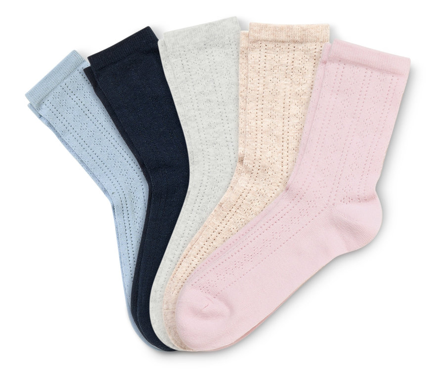 Fünf Paar Socken in den Farben Hellblau, Dunkelblau, Grau, Beige und Rosa liegen übereinander.