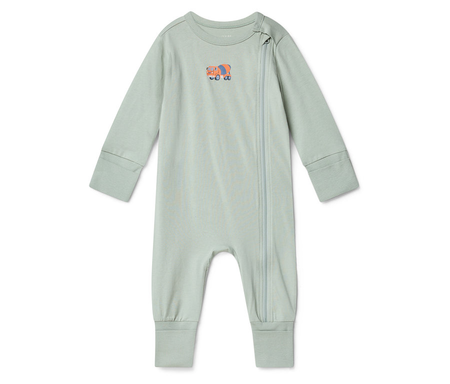 Ein hellgrüner Baby-Strampler mit einem orangefarbenen Betonmischer-Motiv auf der Brust liegt auf einem weißen Hintergrund.