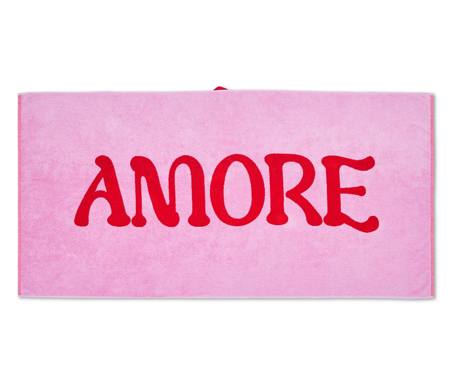 Rosa Handtuch mit rotem "AMORE" Schriftzug.