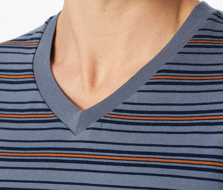 Nahaufnahme einer Person, die ein graues SCHIESSER Shorty-Set mit V-Ausschnitt und dünnen dunkelblauen und orangefarbenen Querstreifen trägt.